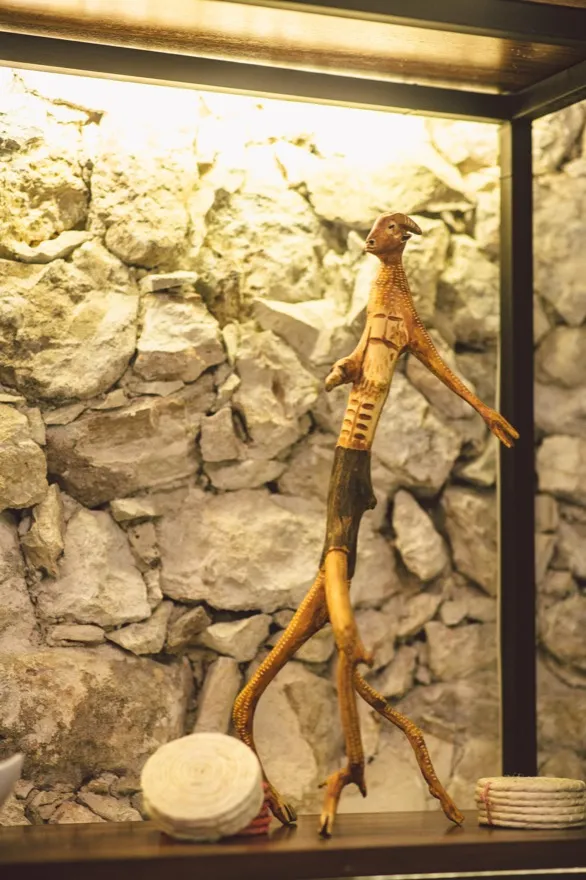 Figura de cerámica expuesta en Pan & Kof.feé — Artista en Residencia