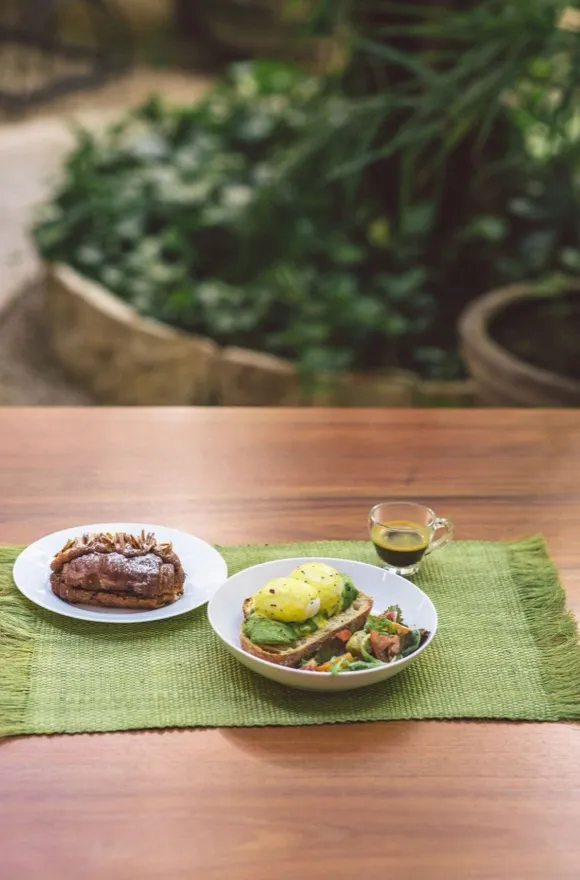 Huevos Benedictinos con Aguacate sobre pan de masa madre