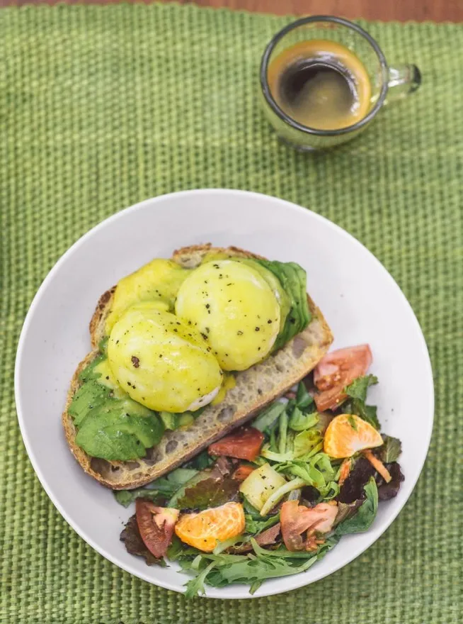 Huevos Benedictinos con Aguacate desde arriba
