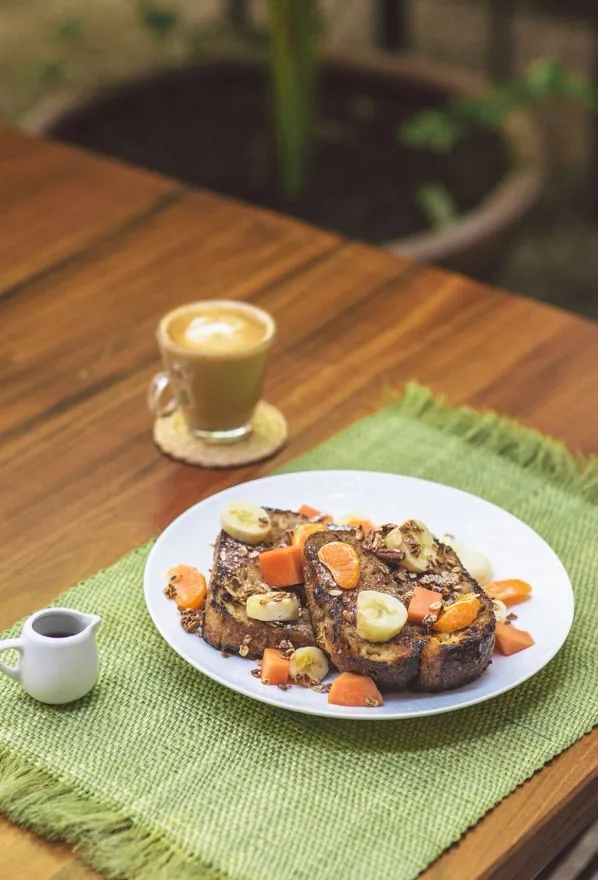 Tostada Francesa de Plátano con fruta de temporada y granola