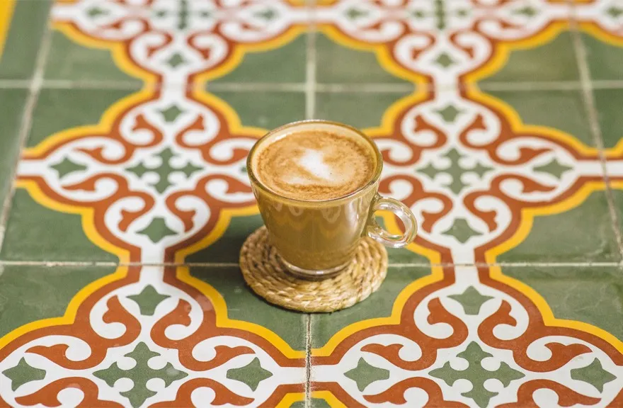 Cortado sobre azulejos de Talavera en Pan & Kof.feé