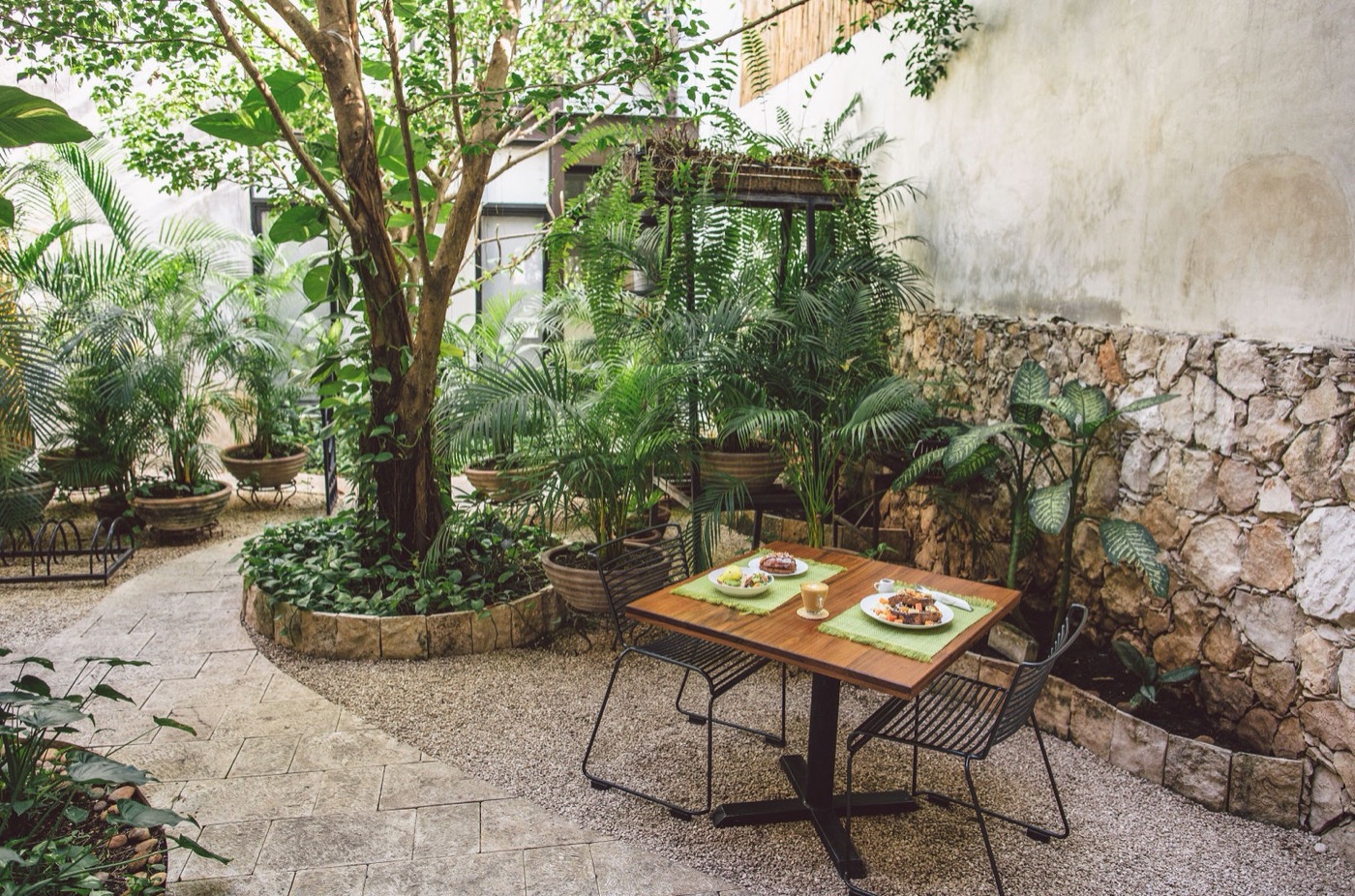 El patio de Pan & Kof.feé