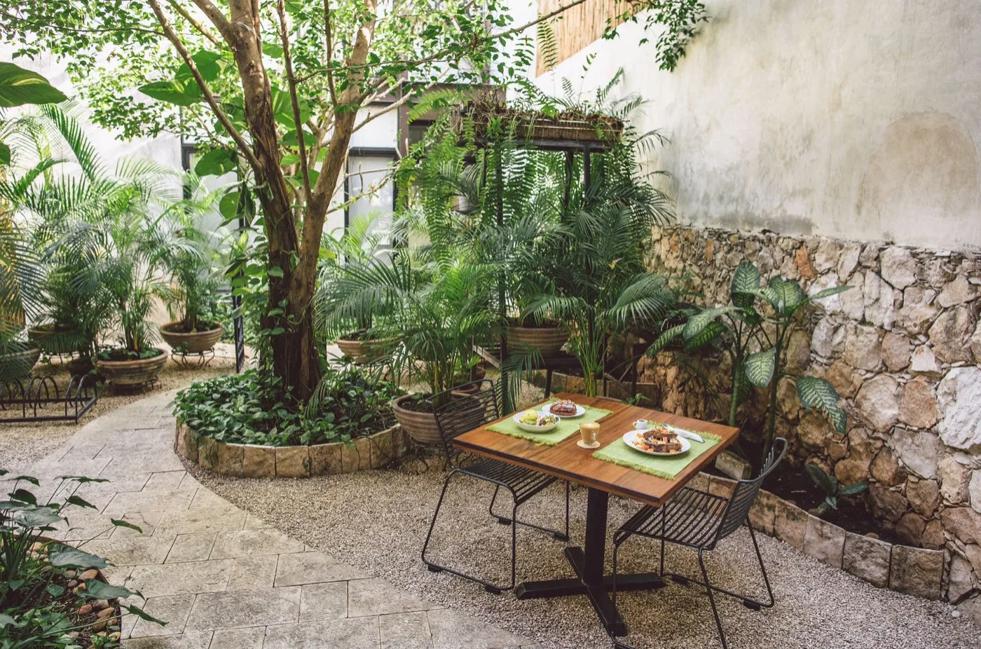 El patio de Pan & Kof.feé