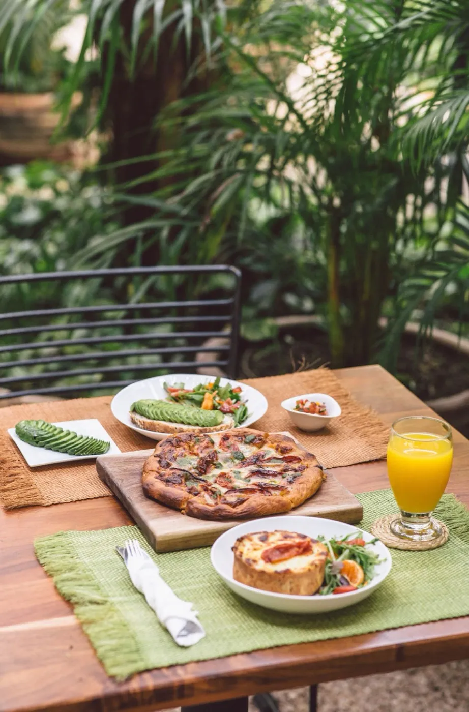 Un desayuno completo en el patio