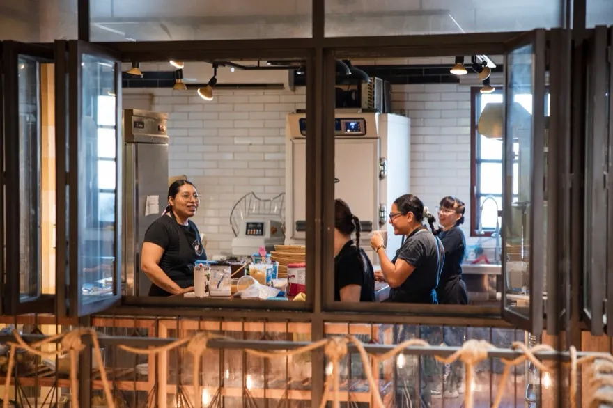 Cocina de cristal en el segundo piso
