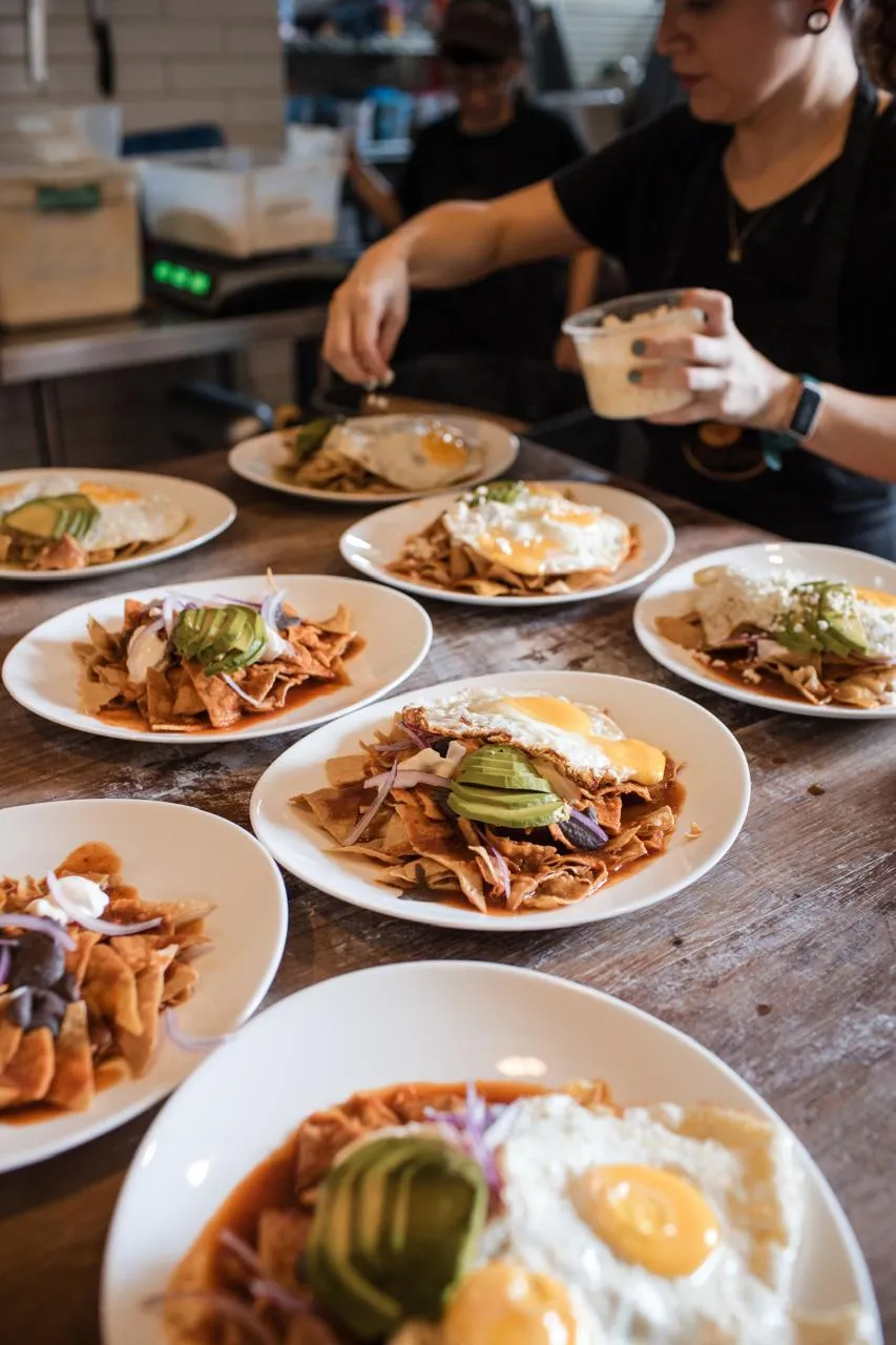Chilaquiles siendo preparados en Pan & Kof.feé